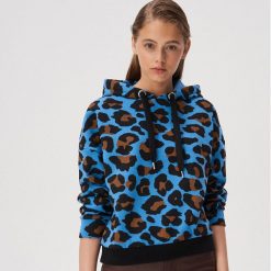 Krótka bluza w panterkę - Niebieski. Niebieskie bluzy damskie Sinsay, s, bez wzorów, z krótkim rękawem, krótkie, bez kaptura. W wyprzedaży za 29,99 zł.