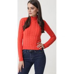 Pomarańczowy Golf Lenaghan. Pomarańczowe swetry damskie Born2be, s, bez wzorów, z dzianiny, eleganckie, bez rękawów, bez kaptura. Za 139,99 zł.