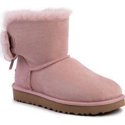 Buty UGG - W Classic Double Bow Mini 1103652 Pcry. Różowe kozaki damskie Ugg, ze skóry, bez obcasa, bez zapięcia. Za 859,00 zł.