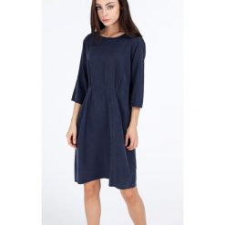 Sukienka - 138-4039 BLSC. Niebieskie sukienki damskie Unisono, na co dzień, s, bez wzorów, z lyocellu, bez kołnierzyka, bez rękawów, proste. Za 59,00 zł.