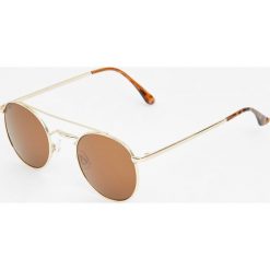 Okulary przeciwsłoneczne z oprawkami z podwójnym mostkiem. Szare okulary przeciwsłoneczne męskie marki Pull&Bear. Za 59,90 zł.