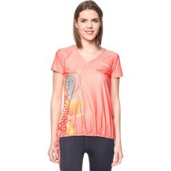 Koszulka w kolorze brzoskwiniowym. Pomarańczowe bluzki sportowe damskie marki Desigual Sport, s. W wyprzedaży za 130,95 zł.