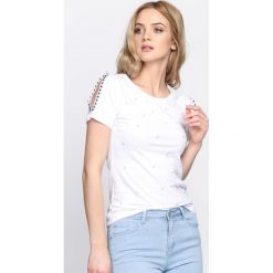 Biała Bluzka Escalate. Brązowe bluzki na imprezę marki numoco, l, w paski, klasyczne, z dekoltem na plecach. Za 64,99 zł.