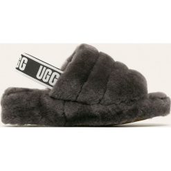 UGG - Sandały W Fluff Yeah Slide. Czarne klapki damskie Ugg, bez wzorów, z wełny, bez obcasa. Za 499,90 zł.