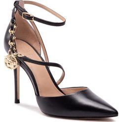 Szpilki GUESS - FL5BRI LEA08 BLACK. Czarne półbuty damskie Guess, z aplikacjami, ze skóry ekologicznej, eleganckie, bez obcasa, na obcasie, bez zapięcia. W wyprzedaży za 549,00 zł.