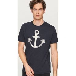 T-shirty męskie: T-shirt z żeglarskim motywem – Granatowy