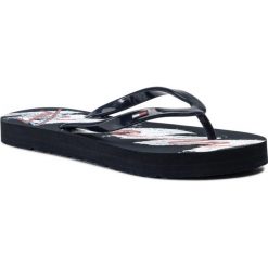 Japonki Tommy Jeans Beach Sandal EN0EN00595. Niebieskie klapki damskie Tommy Jeans, bez wzorów, z jeansu, bez obcasa. W wyprzedaży za 99,00 zł.