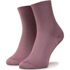 Skarpety Wysokie Damskie TOMMY HILFIGER - 320315001 Woodrose 012. Fioletowe skarpetki damskie TOMMY HILFIGER, bez wzorów, z elastanu. Za 39,00 zł.