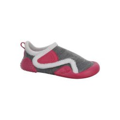Buty Gym & Pilates BABYLIGHT dla maluchów. Niebieskie buty sportowe męskie DOMYOS, z poliesteru, bez zapięcia, na jogę i pilates. W wyprzedaży za 39,99 zł.