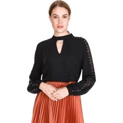 Guess Savanna Bluzka Czarny. Czarne bluzki damskie Guess, m, z aplikacjami, z poliesteru. Za 416,95 zł.