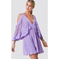 Trendyol Sukienka mini z koronkowymi detalami - Purple. Fioletowe sukienki damskie marki Trendyol, w koronkowe wzory, z koronki, bez kołnierzyka, bez rękawów, mini. W wyprzedaży za 97,17 zł.