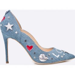 Guess Jeans - Szpilki. Niebieskie szpilki marki Guess Jeans, z aplikacjami, z jeansu, na obcasie. W wyprzedaży za 499,90 zł.