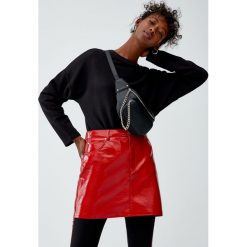 Bluza z okrągłym dekoltem z obszyciem. Czarne bluzy damskie Pull&Bear, bez wzorów, bez rękawów, bez kaptura. Za 39,90 zł.