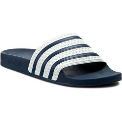 Klapki adidas - adilette G16220 Adiblu/Wht/Adiblu. Niebieskie klapki męskie Adidas, w paski, ze skóry. W wyprzedaży za 139,00 zł.