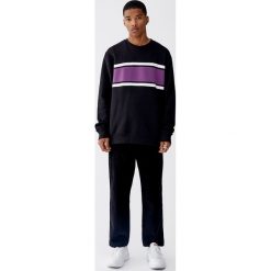 Bluza z panelem. Białe bluzy męskie rozpinane marki Pull&Bear, m, z napisami. Za 79,90 zł.