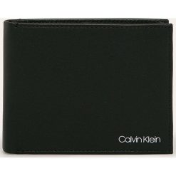 Calvin Klein - Portfel skórzany. Czarne portfele męskie Calvin Klein, bez wzorów, ze skóry. Za 299,90 zł.