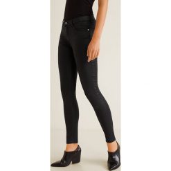 Mango - Jeansy Belle. Czarne jeansy damskie skinny marki Mango, z elastanu, z obniżonym stanem. Za 129,90 zł.