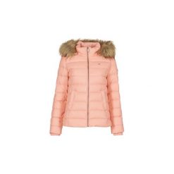 Kurtki pikowane Tommy Jeans TJW ESSENTIAL HOODED DOWN JACKET. Różowe kurtki damskie Tommy Jeans, s, bez wzorów, z jeansu, bez kaptura. Za 775,20 zł.