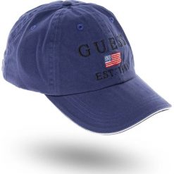 CZAPKA Z DASZKIEM GUESS GUESS. Niebieskie czapki męskie Guess, z aplikacjami, z bawełny. Za 139,00 zł.