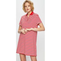 Tommy Jeans - Sukienka. Czerwone sukienki damskie Tommy Jeans, na co dzień, s, bez wzorów, z bawełny, casualowe, bez kołnierzyka, bez rękawów, mini, proste. W wyprzedaży za 339,90 zł.