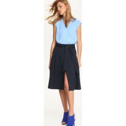 Bluzka krótki rękaw. Niebieskie bluzki damskie Top Secret, bez wzorów, z tkaniny, eleganckie, z dekoltem w serek, z krótkim rękawem. W wyprzedaży za 29,99 zł.