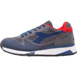Diadora V7000 WEAVE Tenisówki i Trampki steel gray/estate blue. Szare tenisówki damskie Diadora, ze skóry. W wyprzedaży za 274,50 zł.
