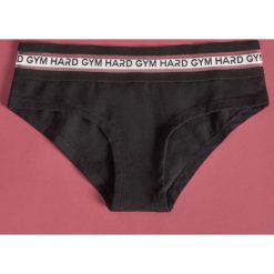 Majtki Gym Hard - Czarny. Czarne majtki damskie marki Sinsay, s. Za 9,99 zł.