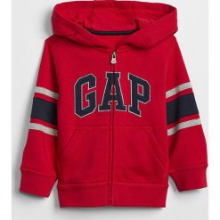 Bluza w kolorze czerwonym. Czerwone bluzy niemowlęce Gap Kids, z aplikacjami, bez rękawów, bez kaptura. W wyprzedaży za 69,95 zł.