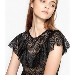 Koszulka z koronki z falbankami. Czarne bluzki damskie koronkowe marki La Redoute Collections, s, z okrągłym kołnierzem, z krótkim rękawem. Za 58,76 zł.