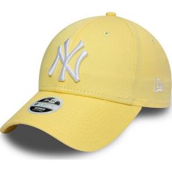 New Era - Czapka. Białe czapki damskie New Era, z aplikacjami, z bawełny. Za 89,90 zł.