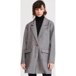 Oversize'owy płaszcz - Jasny szary. Szare płaszcze damskie Reserved, bez wzorów. Za 159,99 zł.