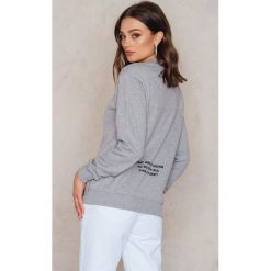 NA-KD Bluza All This Future - Grey. Szare bluzy rozpinane damskie NA-KD, z nadrukiem, z bawełny. W wyprzedaży za 113,37 zł.