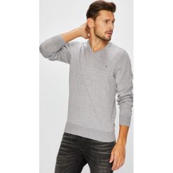 Tommy Hilfiger - Sweter. Szare swetry klasyczne męskie marki TOMMY HILFIGER, m, z jedwabiu. W wyprzedaży za 299,90 zł.
