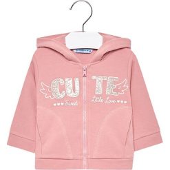 Bluza w kolorze jasnoróżowym. Różowe bluzy niemowlęce Mayoral, bez wzorów, bez rękawów, bez kaptura. W wyprzedaży za 64,95 zł.
