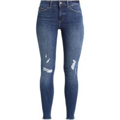 Pieces PCFIVE DELLY Jeans Skinny Fit dark blue denim. Niebieskie rurki damskie Pieces. Za 199,00 zł.
