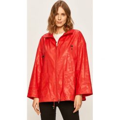 Desigual Sport - Kurtka przeciwdeszczowa. Czerwone płaszcze damskie Desigual Sport, s, bez wzorów, sportowe, krótkie. Za 449,90 zł.