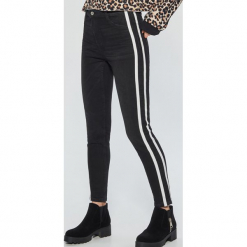 Jeansy high waist - Czarny. Czarne jeansy damskie Cropp, z podwyższonym stanem. Za 89,99 zł.