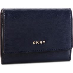 Mały Portfel Damski DKNY - Bryant Card Case Id R82Z3503 Navy NVY 410. Niebieskie portfele damskie DKNY, bez wzorów, ze skóry. W wyprzedaży za 169,00 zł.