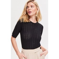 Ażurowy sweter z krótkim rękawem - Czarny. Czarne swetry damskie marki Reserved, s, bez wzorów, z krótkim rękawem, krótkie, bez kaptura. Za 59,99 zł.