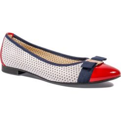 Perforowane biało-czerwone skórzane baleriny z logo 77A. Białe baleriny damskie z jeansu, eleganckie. W wyprzedaży za 239,00 zł.