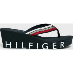 Tommy Hilfiger - Japonki. Niebieskie koturny damskie TOMMY HILFIGER, bez obcasa, na obcasie, bez zapięcia. W wyprzedaży za 139,90 zł.