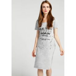Sukienka - 8-5040 GREY. Szare sukienki damskie Unisono, na co dzień, s, z nadrukiem, z bawełny, z okrągłym kołnierzem, z krótkim rękawem, krótkie, mini, proste. Za 89,00 zł.