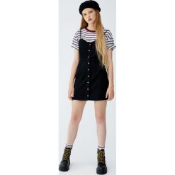 Jeansowa sukienka mini. Sukienki małe czarne damskie marki Pull&Bear, z jeansu. Za 99,90 zł.