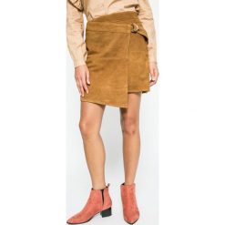 Pepe Jeans - Spódnica skórzana. Żółte spódniczki damskie Pepe Jeans, na co dzień, s, z haftami, z bawełny, mini, proste. W wyprzedaży za 319,90 zł.