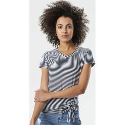 Granatowy T-shirt May. Niebieskie bluzki damskie Born2be, s, w paski, z dzianiny, bez kołnierzyka, z krótkim rękawem. Za 39,99 zł.