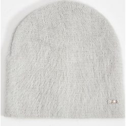 Puszysta czapka beanie - Jasny szary. Szare czapki damskie Mohito, bez wzorów. W wyprzedaży za 9,99 zł.