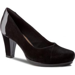 Półbuty CLARKS - Chorus Carol 261288194 Black Combi. Czarne półbuty damskie Clarks, bez wzorów, ze skóry, bez obcasa, na obcasie, bez zapięcia. W wyprzedaży za 259,00 zł.