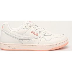 Fila - Buty skórzane Arcade. Białe sneakersy damskie Fila, ze skóry. W wyprzedaży za 239,90 zł.