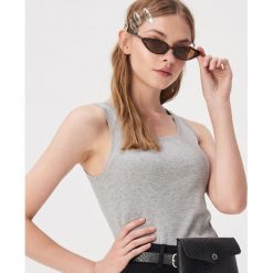 Gładki top - Jasny szary. Szare topy damskie Sinsay, s, bez wzorów, bez kołnierzyka. Za 7,99 zł.