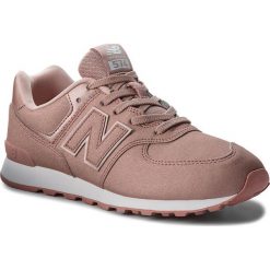 Sneakersy NEW BALANCE - GC574KA Różowy. Różowe półbuty damskie New Balance, bez wzorów, ze skóry ekologicznej, bez obcasa, na płaskiej podeszwie, bez zapięcia. W wyprzedaży za 189,00 zł.